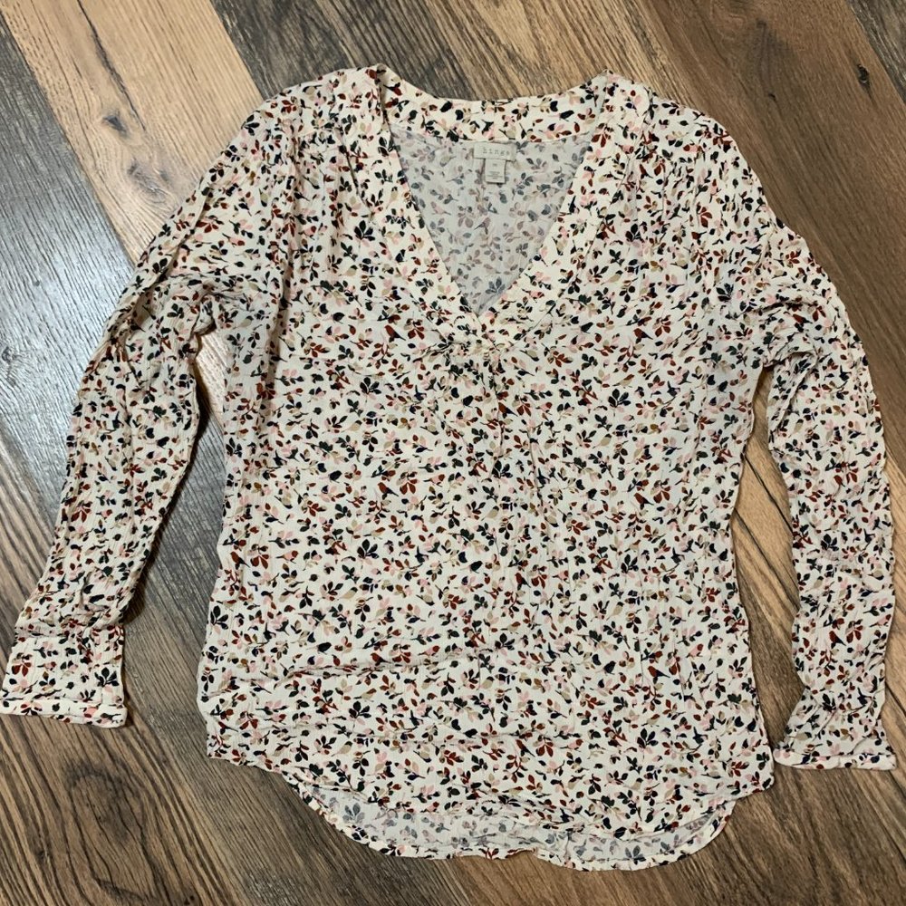 Hinge Ladies size Medium Ivory Floral V-Neck Long Sleeve Blouse